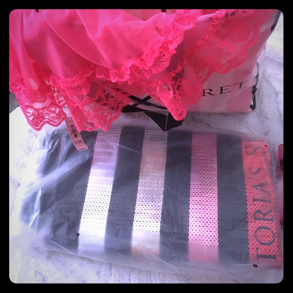 Vs large tote .. NWT